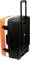 Crni kovčeg na kotačima s narančastim i bijelim detaljima, dva kotača i teleskopskom ručkom na desnoj strani.