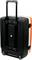 Crni kofer s narančastim prugama i teleskopskom ručkom. Kofer ima dva kotača i prikazan je u uspravnom položaju.