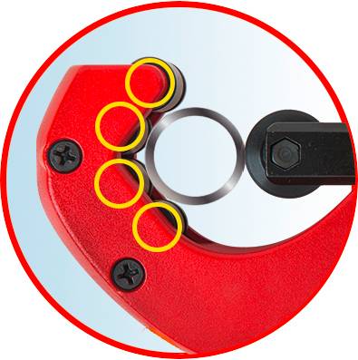 Bliski kadar crvenih kliješta za rezanje kabela s žutim oznakama na oštricama za rezanje.
