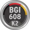 'BGI 608 K2' je napisan bijelim slovima na okrugloj crnoj pozadini sa srebrnim rubom i crveno-žutim prijelazom boja gore.
