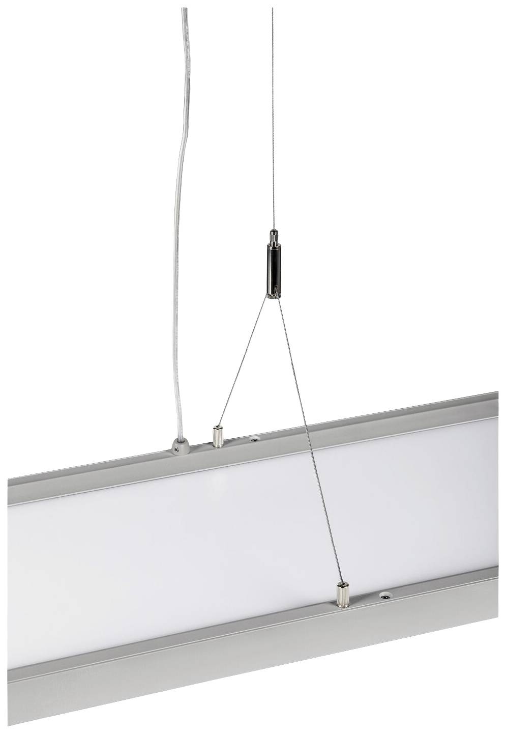 Viseća LED lampa pravokutnog oblika sa srebrnim okvirom, pričvršćena čeličnim sajlama, pogodna za osvjetljavanje unutarnjih prostora.