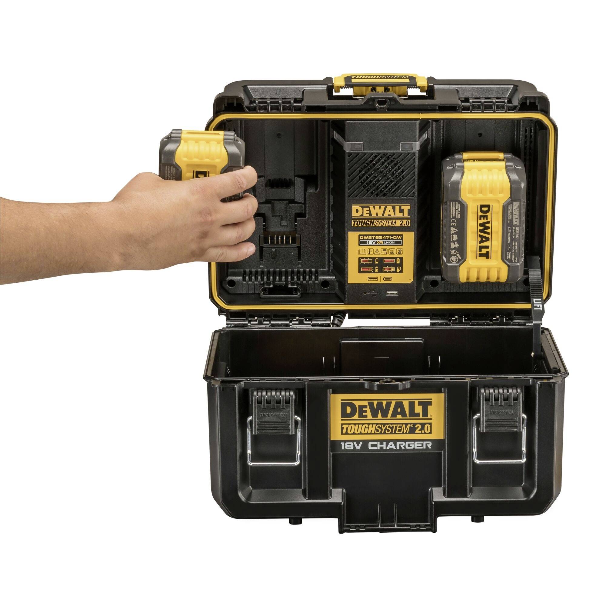 Jedna ruka stavlja DeWalt bateriju u punjač koji se nalazi u otvorenom DeWalt ToughSystem 2.0 kovčegu.