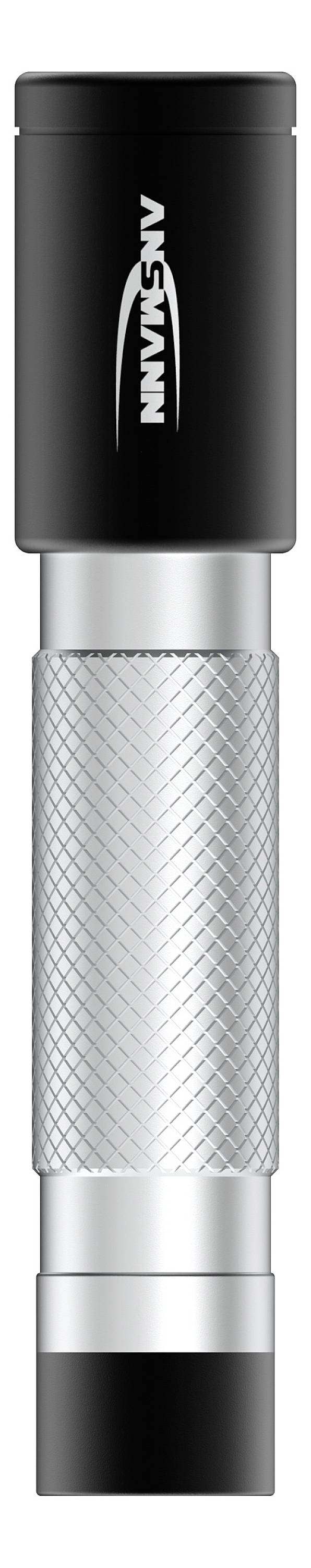 Ručna baterijska lampa sa srebrnim, protukliznim rukohvatom i crnom glavom na kojoj je otisnut logotip.