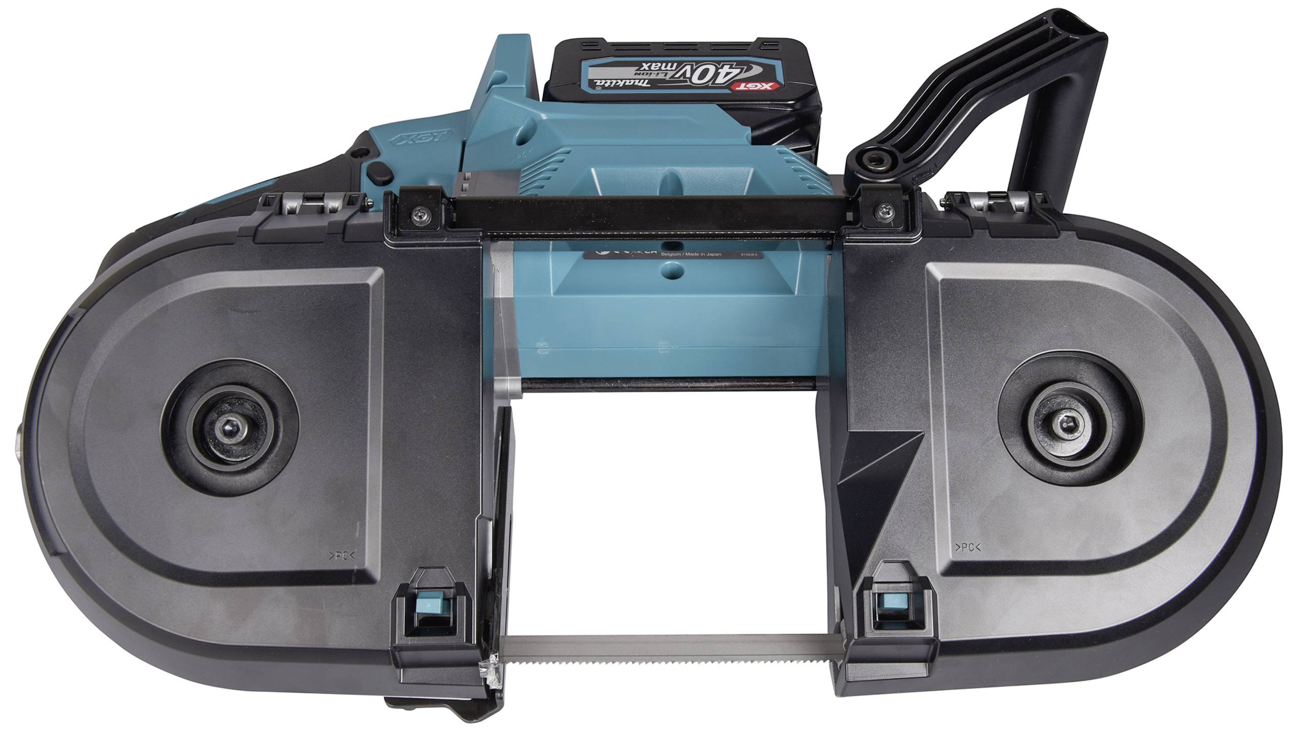 Prijenosna tračna pila u crnoj i plavoj boji s ergonomskom ručkom, pogodna za rezanje metala i drva različitih debljina.