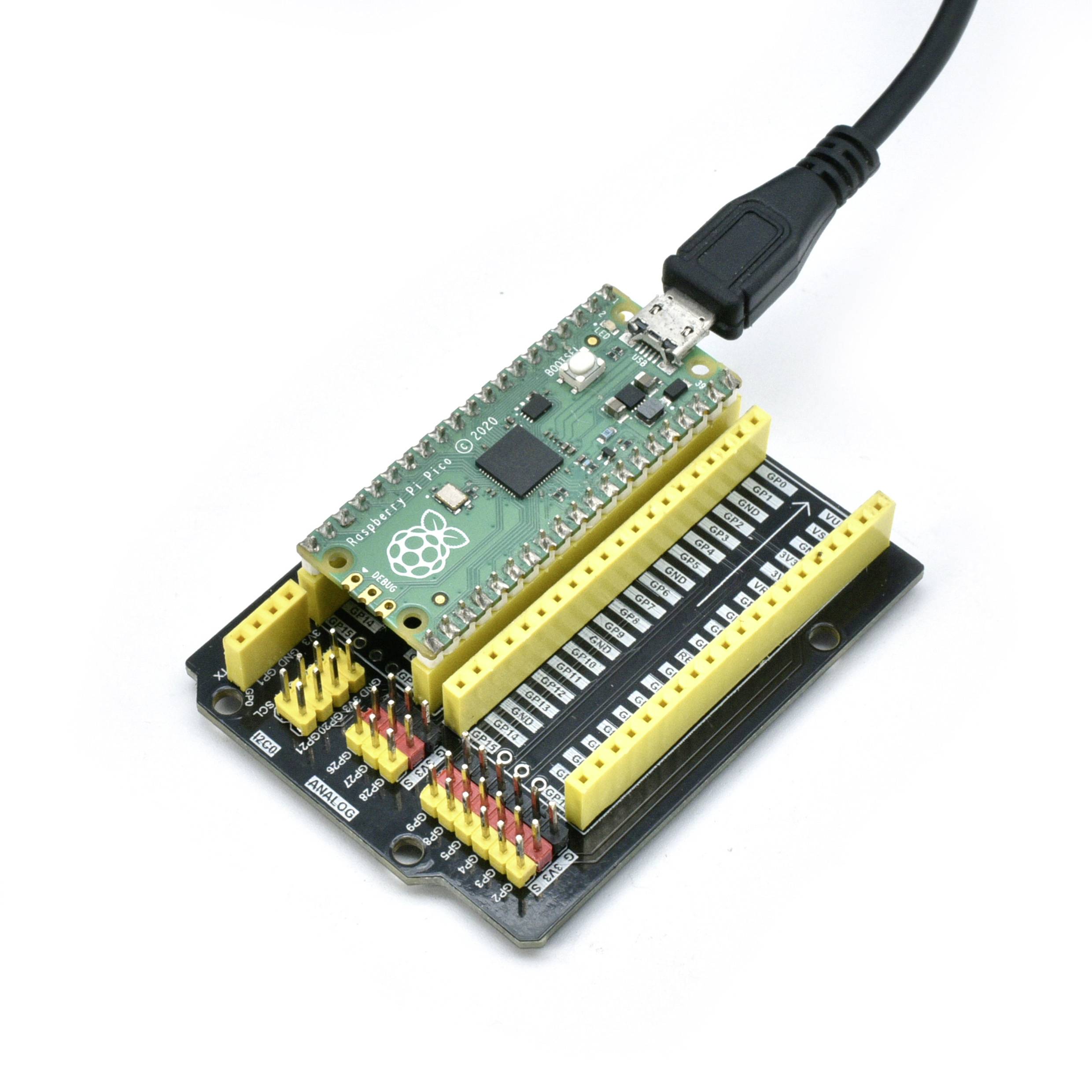 Zelena razvojna ploča je uključena u crno proširenje breadboarda. USB kabel je spojen na ploču.