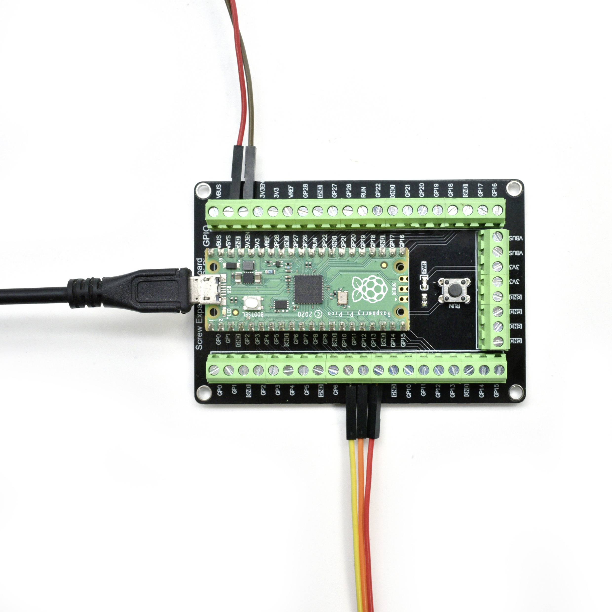 Mikrokontoler na tiskanoj pločici s povezanim priključcima, pogodan za projekte u elektronici ili programiranju.