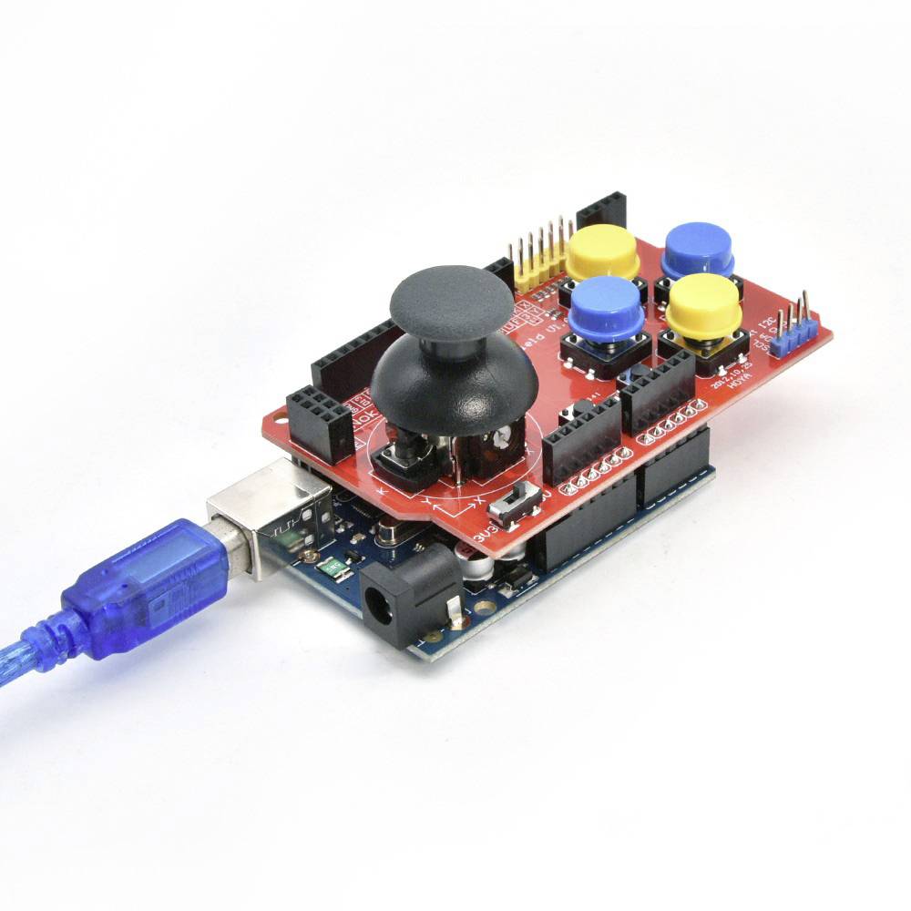 Arduino upravljački modul koji sadrži joystick i šarene gumbe. USB kabel je spojen za povezivanje.