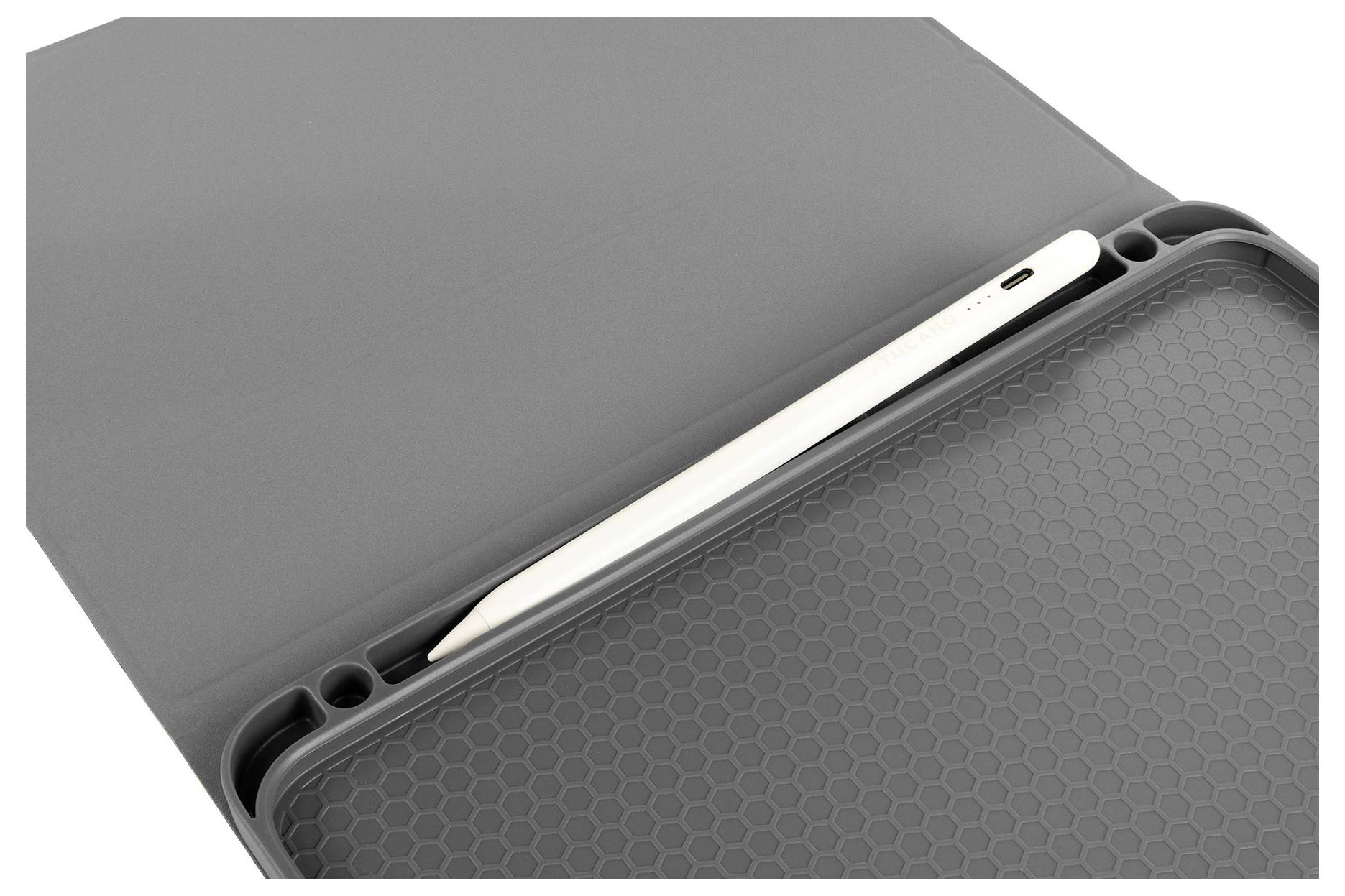 Siva futrola za tablet s ugrađenim utором koji drži bijelu olovku za stylus.