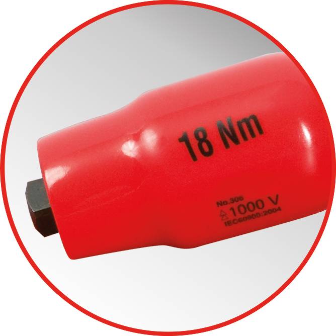 Crveni moment ključ s natpisom '18 Nm', pogodan za radove do 1000 V u skladu s IEC normom 60900:2004.