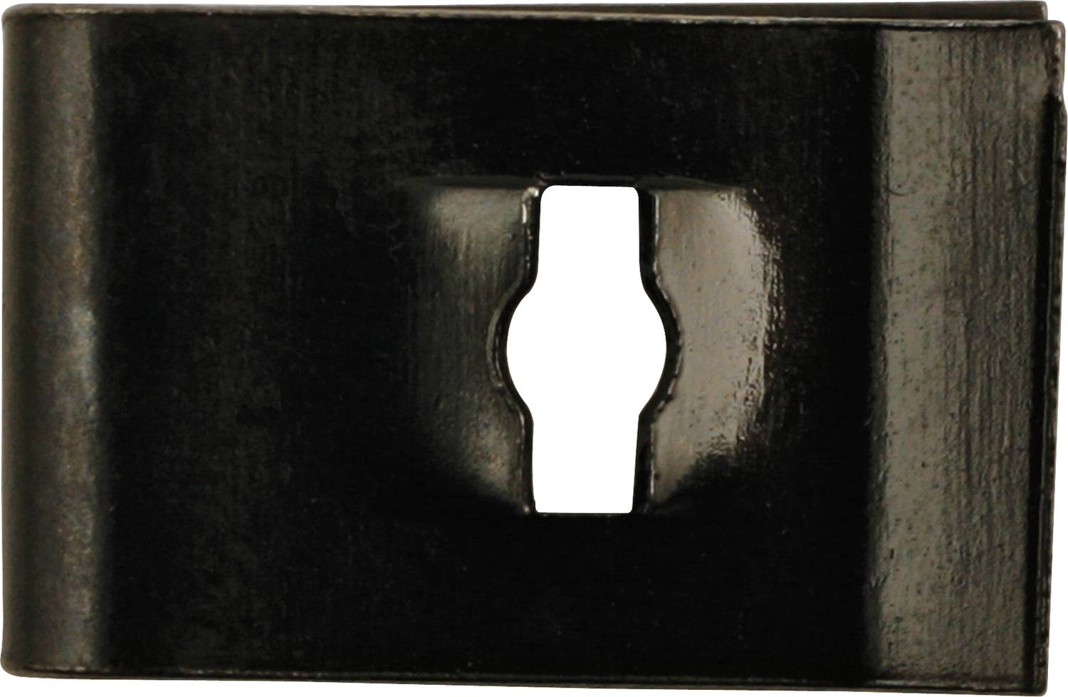 Crna metalna ploča s kvadratnim otvorom u sredini, vjerojatno korištena kao element za zatvaranje ili pričvršćivanje.