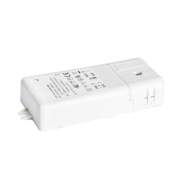 Bijeli elektronički uređaj s naljepnicama i simbolima koji služi kao LED driver. Pogodan za LED rasvjetu, s CE oznakom.