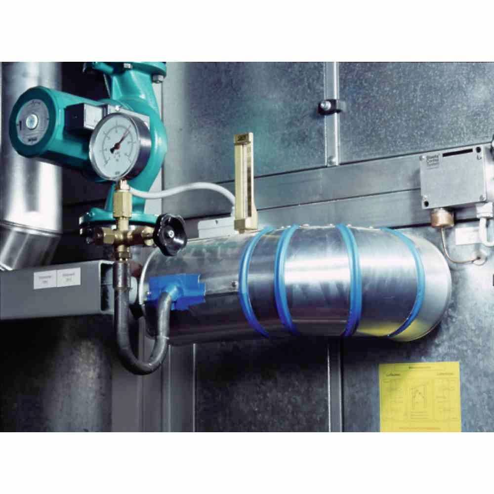 Industrijska pumpa s manometrom i cjevovodima instalirana u metalnom okruženju.