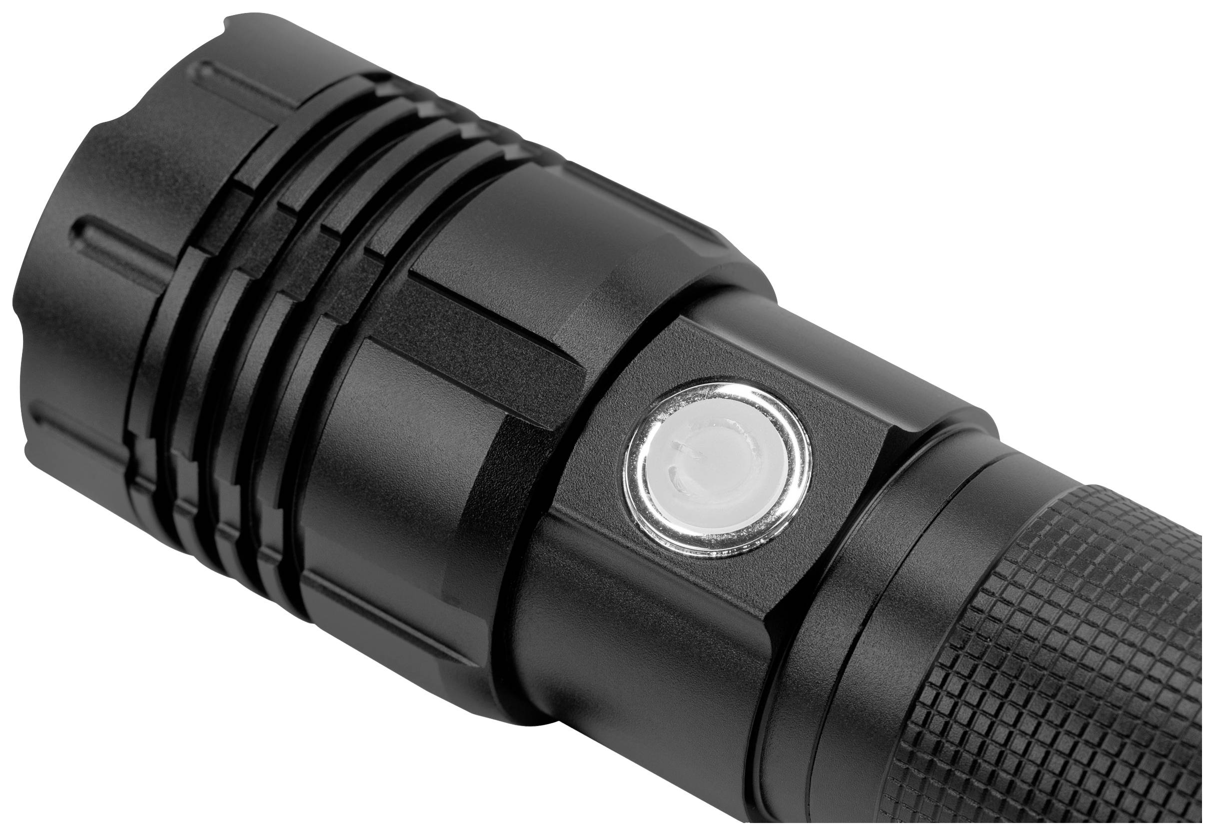 Crna prednja strana ručne lampe s rebrasto strukturiranom ručkom i srebrnim gumbom prikazuje robusni dizajn prijenosnog uređaja za osvjetljenje.