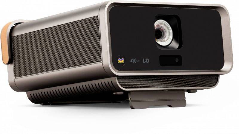 Moderan, smeđi 4K projektor s vidljivom lećom i ventilacijskim otvorima, pogodan za kućno kino ili prezentacijske namjene.
