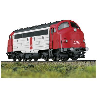 Crvena i bijela dizelska lokomotiva DSB-a stoji na tračnicama. Dizajnirana je robusno i jasno prikazuje logo DSB-a.