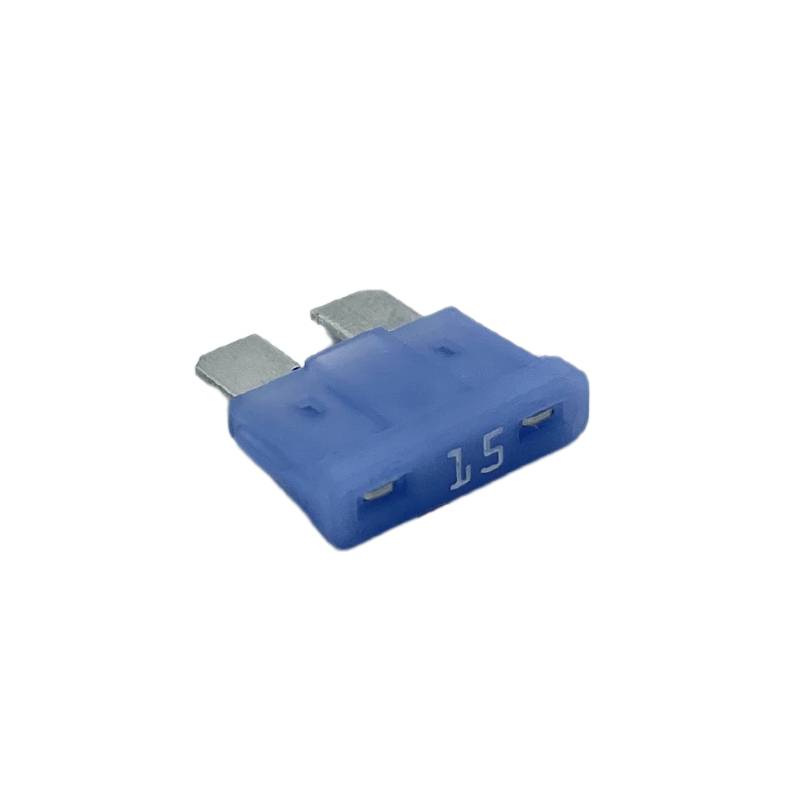 Plava ravna osigurač s natpisom '15'. Ima dva metalna kontakta i često se koristi u električnim sustavima.