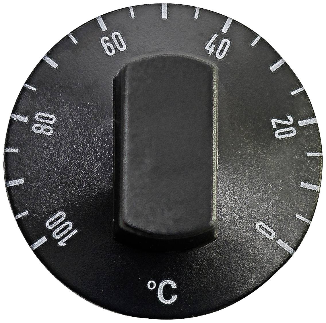 Crni regulator temperature postavljen na 100 °C, skala između 0-100 °C.