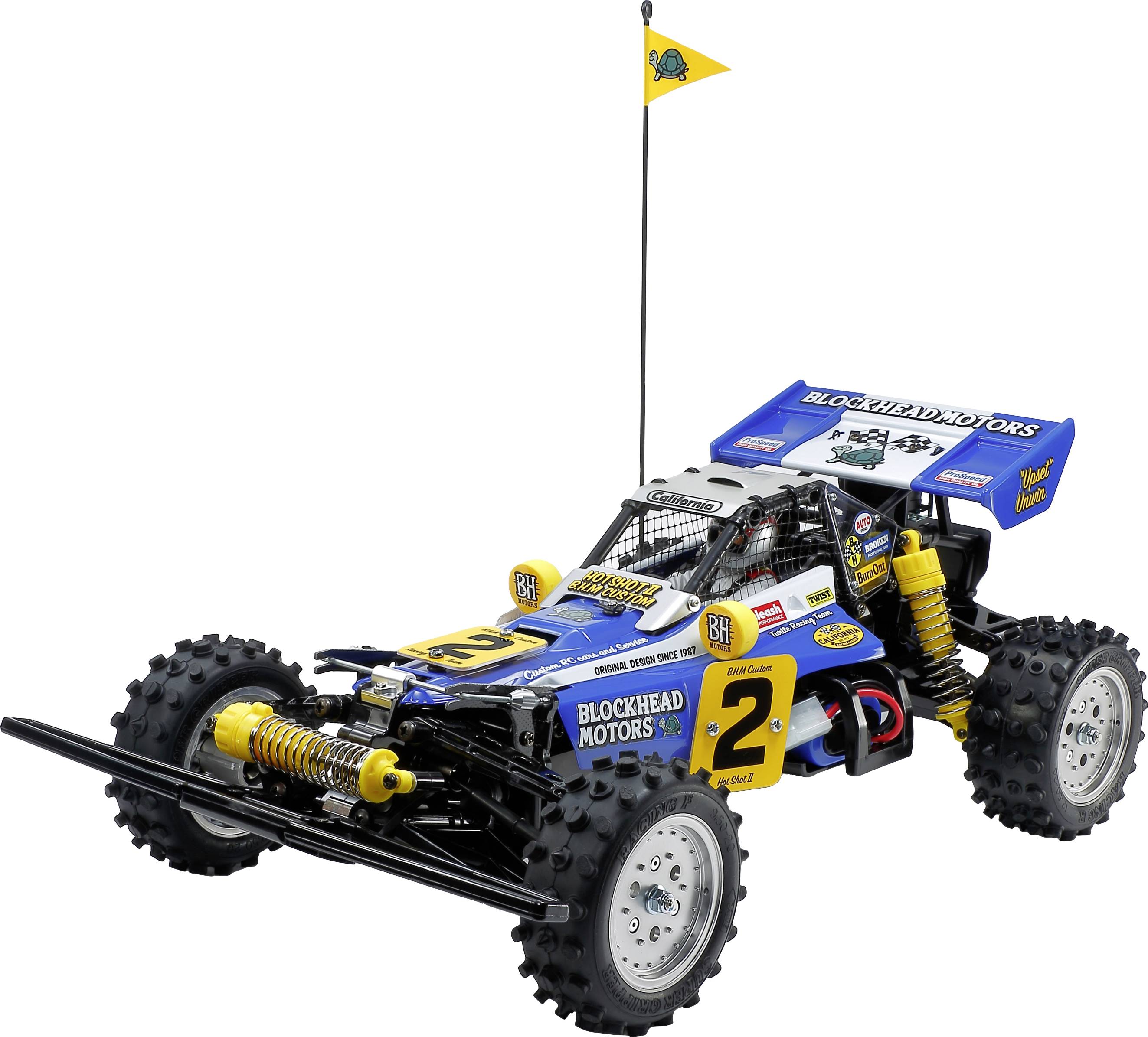 Plavo-žuto obojeni daljinski upravljani automobil u off-road stilu sa velikim gumama, amortizatorima i malenom zastavom na stražnjem dijelu.