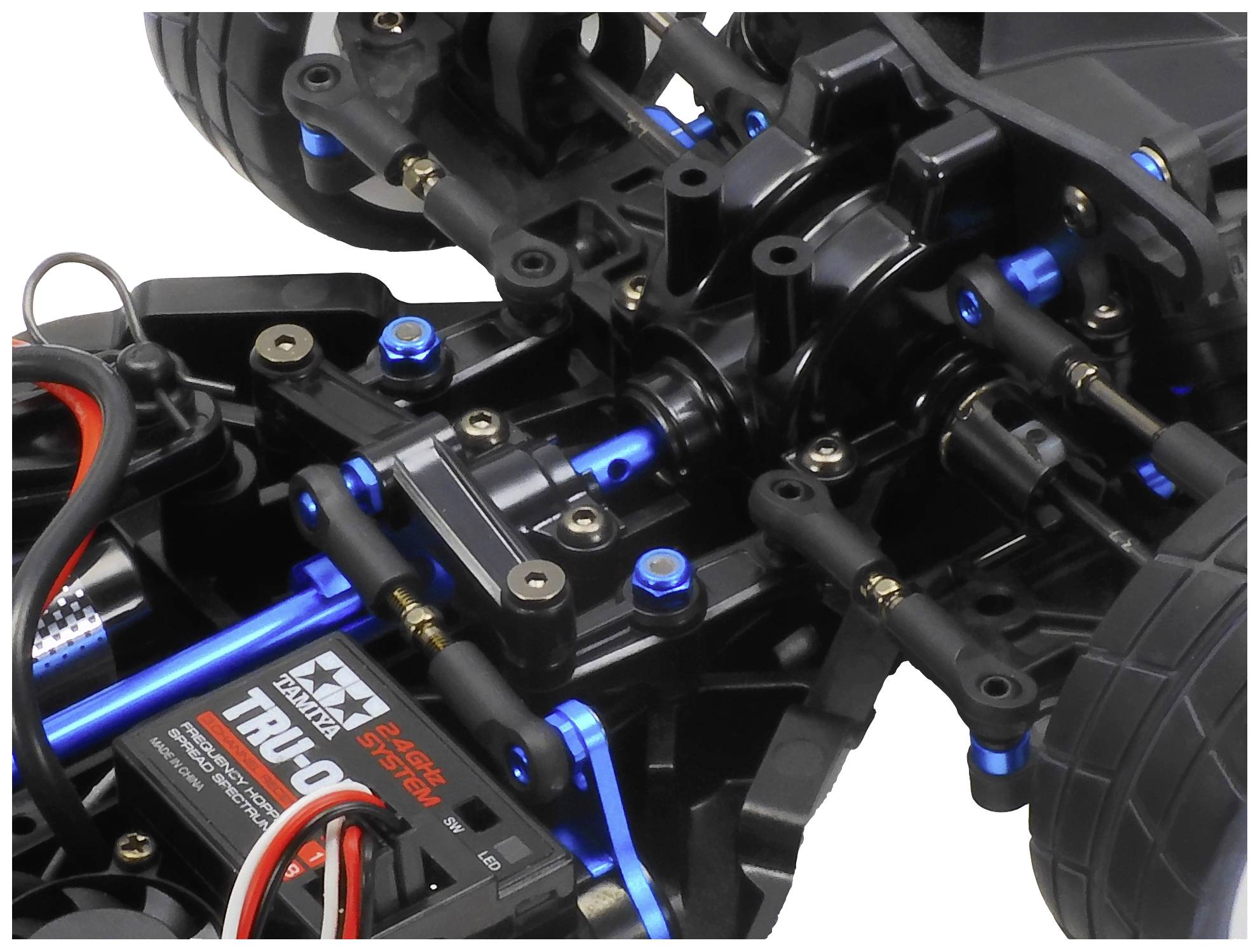 Detaljan bliski kadar elektroničkog automobila s daljinskim upravljanjem, na kojem su vidljivi amortizeri, kabeli i osovine.