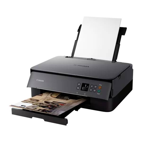 Crni ink-jet printer štampa fotografiju u boji. Uvod papira odozgo, upravljačke tipke vidljive sprijeda.