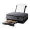 Crni ink-jet printer štampa fotografiju u boji. Uvod papira odozgo, upravljačke tipke vidljive sprijeda.