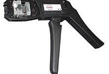 Crna naprava za pritezanje i rezanje kabelskih vezica, opremljena polugom za upravljanje i malim kliještima na vrhu.