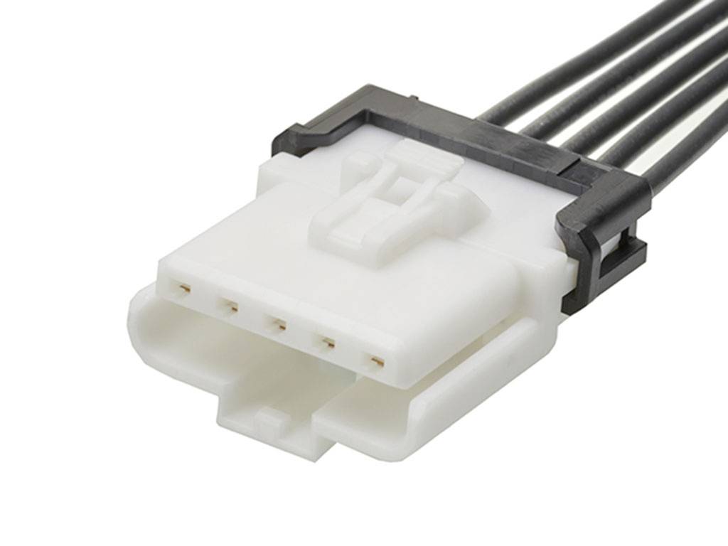 Bijeli električni utikač sa četiri bakrene kontaktne točke i crnim kabelima, pogodan za elektronske spojeve i ožičenje.