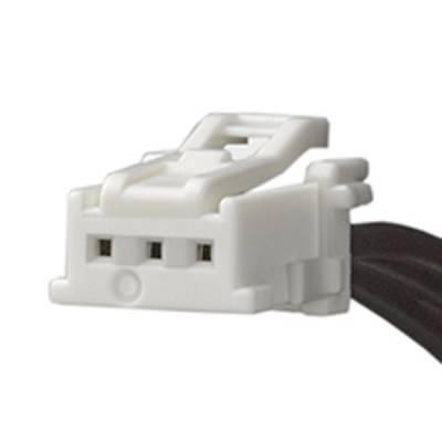 Bijeli trostruki utikač crne boje kabela, često korišten u elektroničkim uređajima za spajanje komponenti.