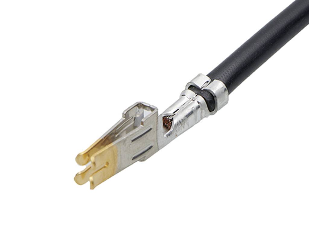Crni podatkovno kabel s metalnim priključkom, vjerojatno mrežni kabel, snimljen protiv bijele pozadine.
