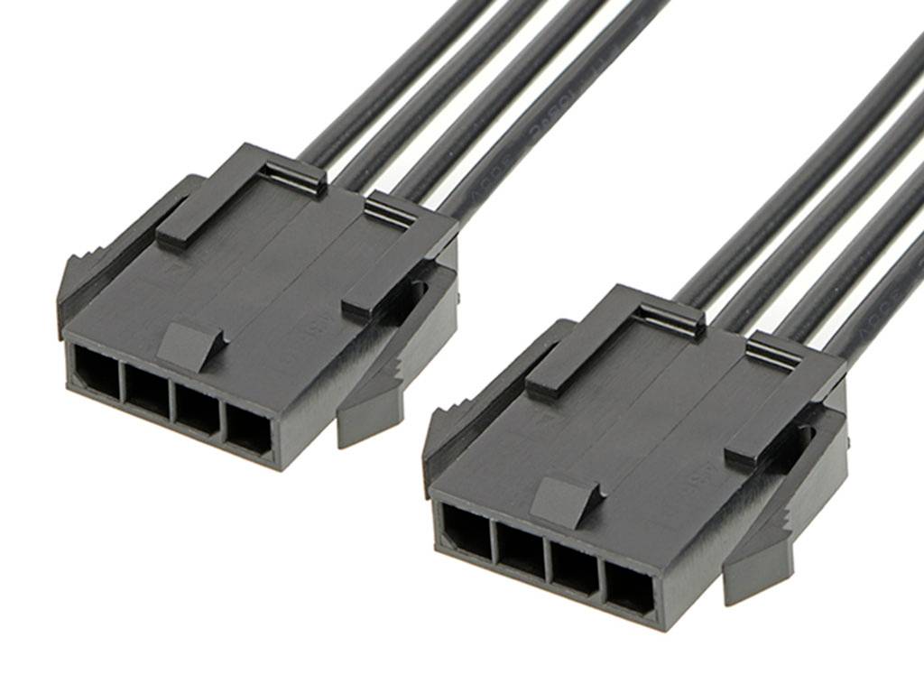 Crni, tro-polni kabel s dva identična konektora na krajevima, pogodan za povezivanje računalne hardverske opreme.