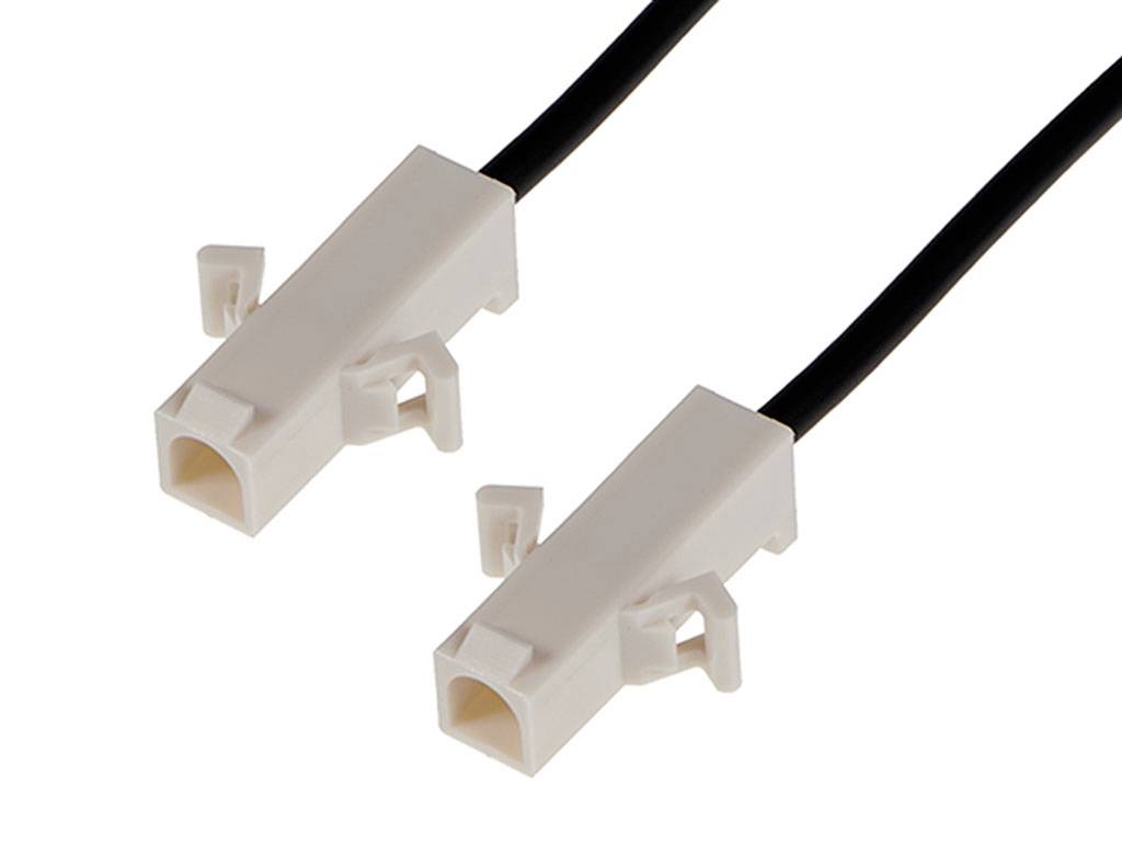 Dva bijela električna plastična utikača s crnim kablovima, leže jedan do drugoga.