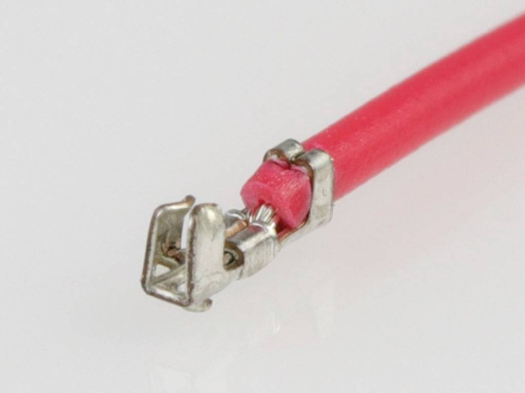 Crveni kabel s metalnom stezaljkom na kraju na bijeloj pozadini.