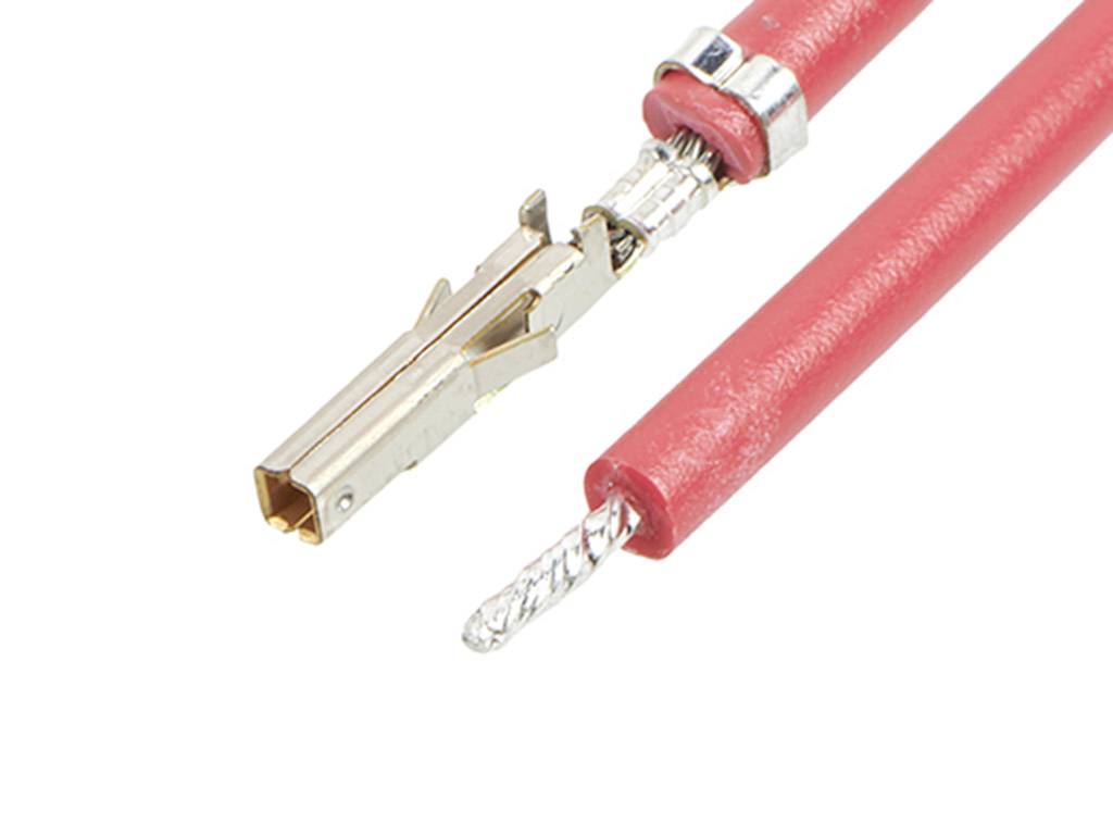 Crveni kabel s ogoljena kraja i metalnim utikačem koji omogućava električno spajanje.