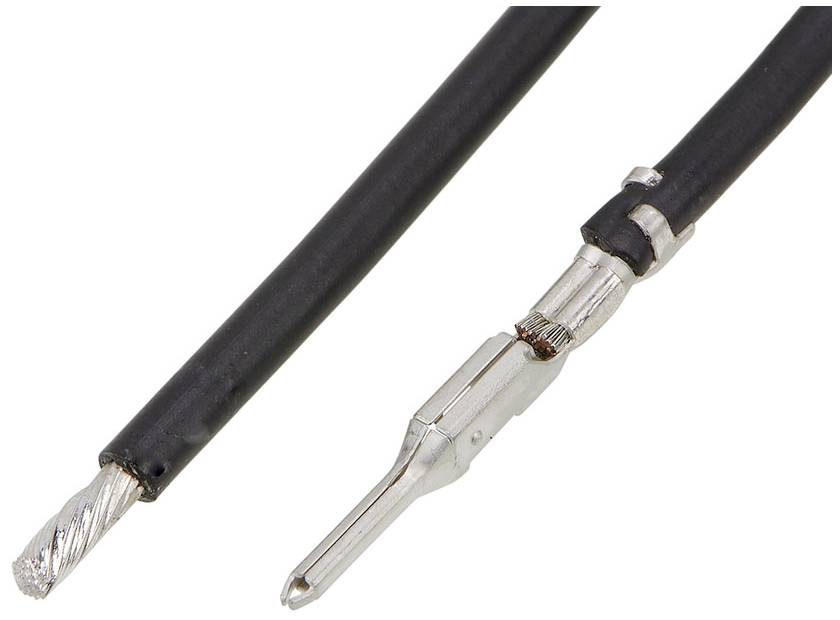 Crni električni kabel s izloženom bakrenom žicom i metalnim utikačem za povezivanje.