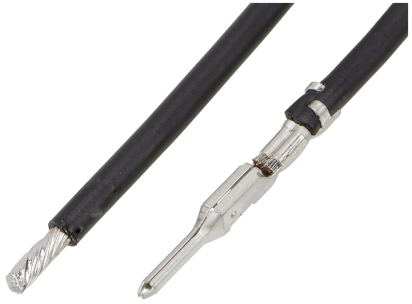 Crni električni kabel s izloženom bakrenom žicom i metalnim utikačem za povezivanje.