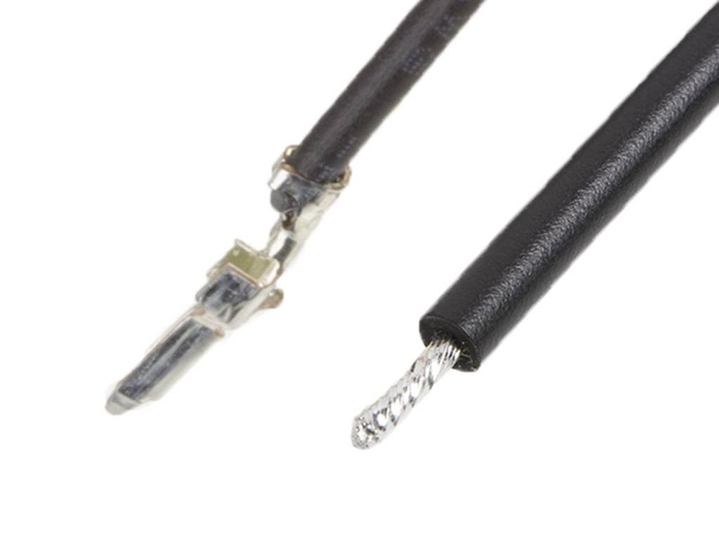 Dva kraja kabela, jedan s metalnom stezaljkom, a drugi s otkrivenom žicom, postavljeni jedan do drugog na bijeloj pozadini.