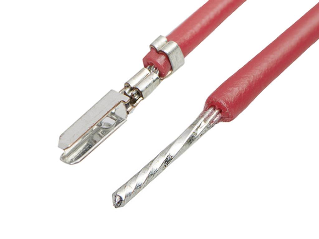 Crveni kabel s jednim izoliranim i jednim ogolijenim krajem, svaki opremljen metalnim priključkom.