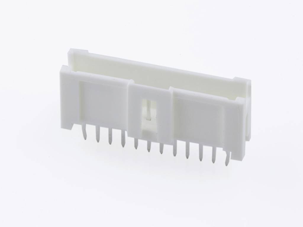 Bijeli električni utikač s nekoliko metalnih pins-ova, korišten za povezivanje u tehničkim i elektroničkim uređajima.