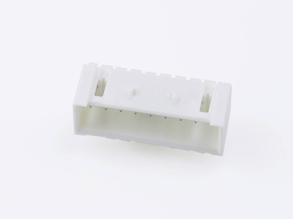 Pravokutni plastični utikač u bijeloj boji, s više unutarnjih priključnih točaka, na bijeloj pozadini.