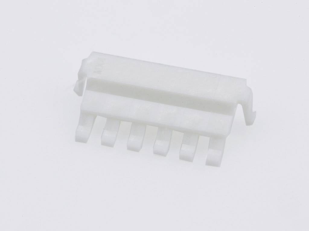 Bijeli plastični utikač više-polnog tipa s kukom na krajevima, na bijeloj pozadini. Pogodan za električno spajanje.