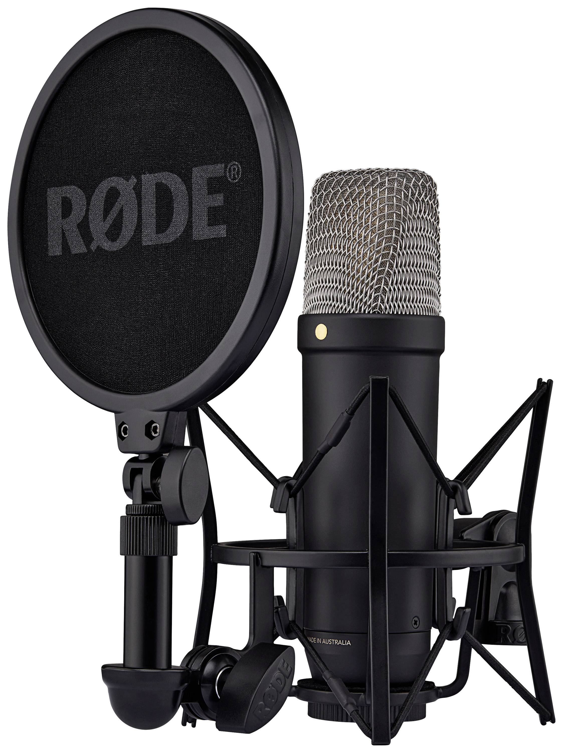 Crni kondenzatorski mikrofon s pop filtrom, montiran u elastičnoj nosačkoj opremi, pogodan za profesionalne audio snimke.