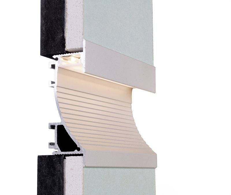 Presjek zida s ugrađenim ventilacijski kanalom. Prikazuje izolaciju, ventilacijski rešetka i strukturu povezivanja.