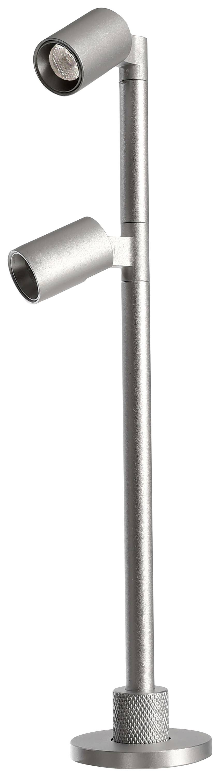 Moderna, srebrna stojeća lampa s dva podesiva svjetlosna glave na vitkom postolju. Idealna za usmjereno osvjetljenje.