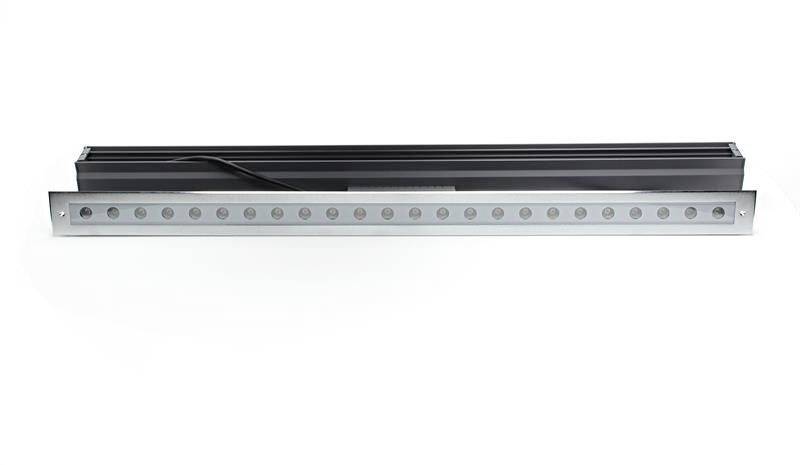 Pojedinačna LED traka u crnoj i srebrnoj boji, horizontalno postavljena, s nekoliko okruglih svjetala na bijeloj pozadini.