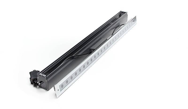 Sivo-bijeli metalni nosač s nizovima rupa i crnom priključnom trakom, vjerojatno dio tehničkog ili električnog uređaja.