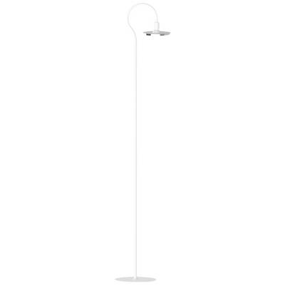 Bijela, vitka stojeća lampa minimalističkog dizajna, kružne baze i zakrivljenog, tankog postolja.