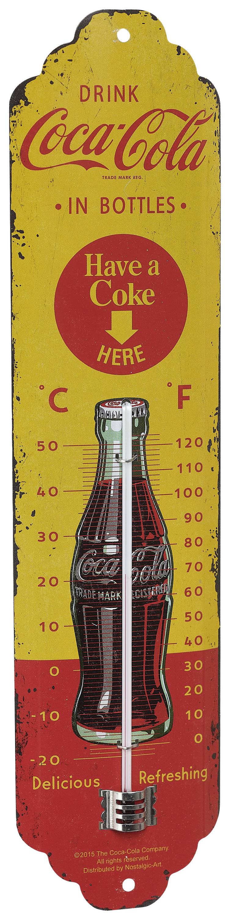 Termometar u retro stilu 'Pij Coca-Colu u Bocama' pokazuje 20 stupnjeva Celzijusa. Vintage dizajn s ikoničkom Coca-Cola bocom i logotipom.