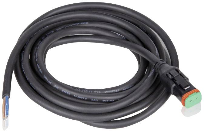 Crni kabel s utikačem na jednom kraju i ogolijenim žicama na drugom kraju, korišten za električne priključke.