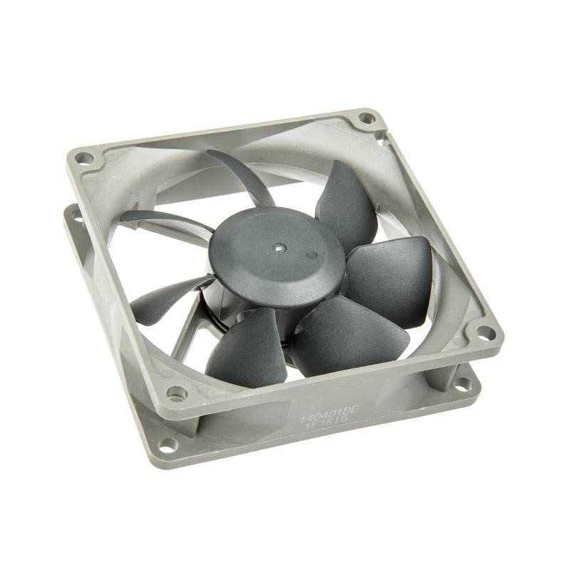 Sivi računalni ventilator s pet lopatica. Ima četiri provušna otvora na uglovima i ugrađen je u kvadratni okvir.