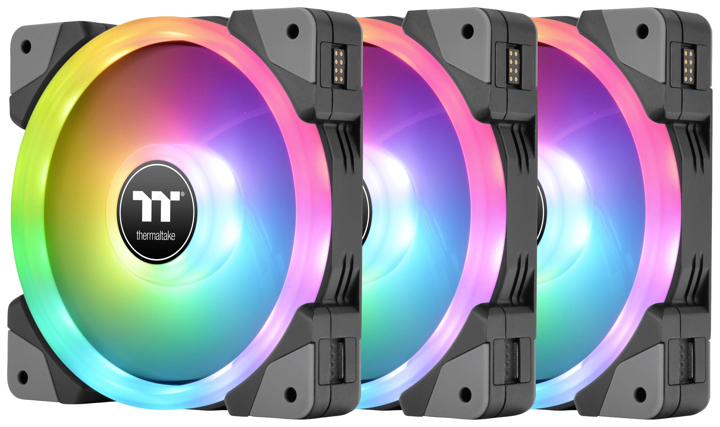Tri Thermaltake ventilatora s RGB osvjetljenjem u različitim bojama, poredana kružno oko centralnog logotipa.